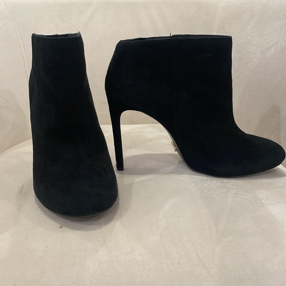 POUR LA VICTOIRE Ankle Suede Booties